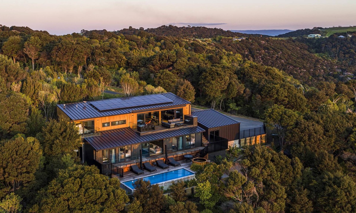 Waiheke Island Cabin | Kaitiaki Lodge - Kaitiaki Lodge is our brand new luxury lodge located in Onetangi on Waiheke Island. Situated overlooking acres of unspoilt native bush with the Hauraki Gulf beyond the setting is simply spectacular. The lodge has 5 large bedrooms, 3.