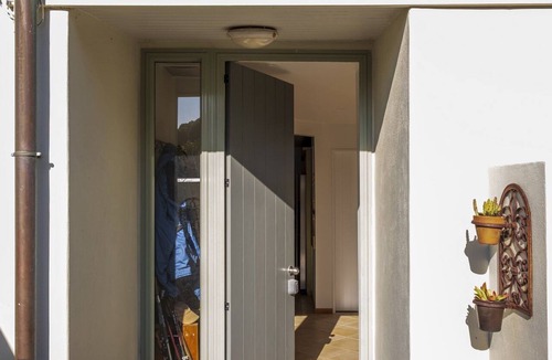Onetangi House | Absolute beachfront position on Waiheke Island.