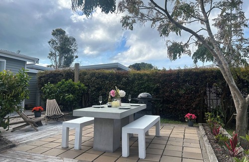 Blackpool Cottage | Caesars Cottage - 5 minutes walk from heart of Waiheke Island