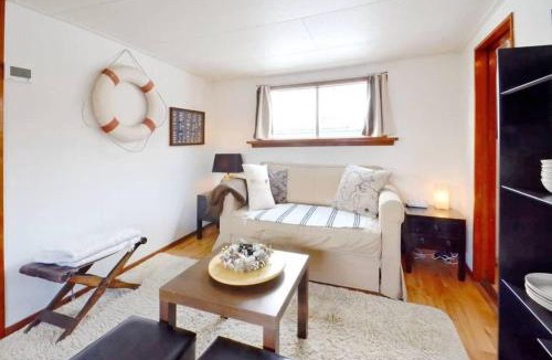 Eastern Docklands Boat Rental | Houseboat Captain's Quarters in Harbour Amsterdam