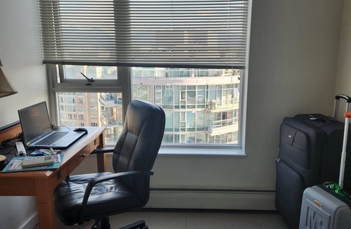 Crosstown Condo | View, Sleeps 5, 3BR, 2 bth, parking, Pets ok, 1200 Sqft ,AC, TV, pool, gym, spa