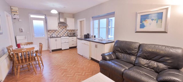 10mindrivecliffsofmoher-cozy2br-parking-wifi in Lahinch