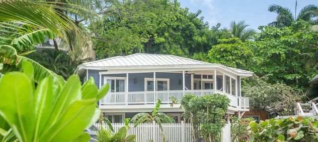 2 Bedroom 2 Bathroom Tres Hermanas Roatan Beach Suite West Bay Village on Beach in West Bay