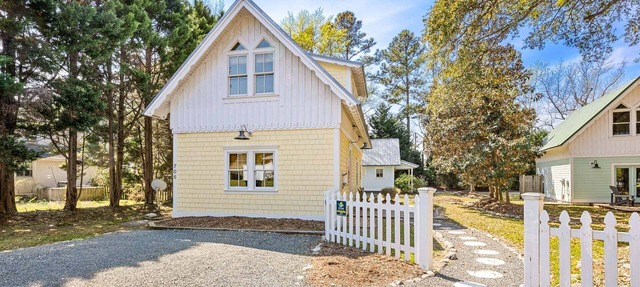 2BR coastal cottage w/whirlpool tub & patio in Manteo