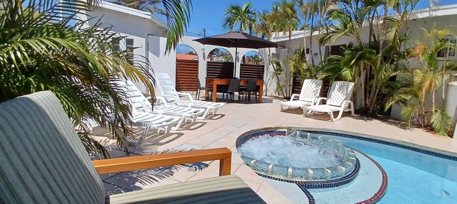 Aruba private 3 bedroom holiday Villa, pool, walking distance to the beach in Noord