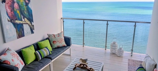 Beautiful apt on the beach, with wonderful cross breezes to keep you cool in EL palmar