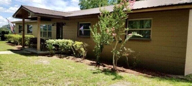 Beautiful farmhouse on acreage! Interact with the horses, enjoy the country! in Alachua