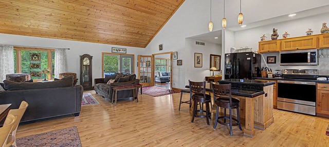 Beautiful home near resort amenities, WIFI in Galena