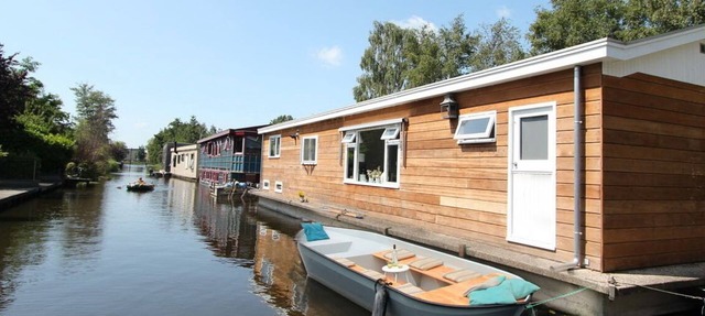 Beautiful houseboat at 15 min. from Amsterdam Central! in Zaandam