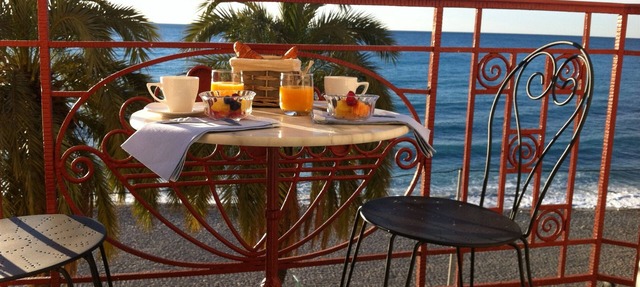 Blue Riviera: a splendid beachfront 1-bedroom apt w/stunning view in Menton