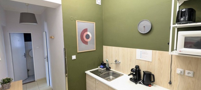 Bright 2 bed with big terrace by tram in Praha 3