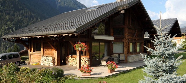 Chamonix Mont Blanc, new Savoyard chalet, large south-facing terrace, garden, 5 rooms. in Chamonix-Mont-Blanc