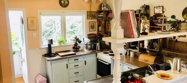 Charming One-Bedroom Unit Near Cheltenham Beach in Devonport