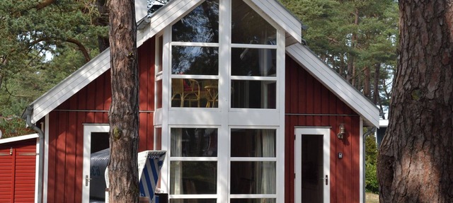 Child-friendly vacation home Ostseeblick 205 in Baabe. Cozy patio with a beach chair, patio furniture, and an outdoor grill. A spa with a whirlpool and sauna for a relaxing vacation in Baabe