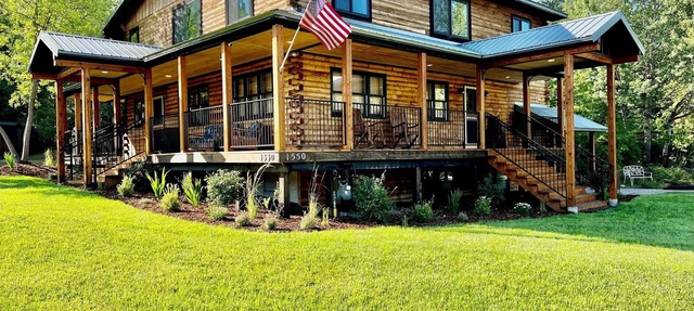 Cozy log home sleeps 14 in beds 5.5 baths near Glacier Park and Whitefish Resort in Columbia Falls