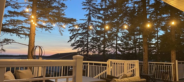 Cozy Quiet Year-Round Cottage on the Lake w/Hot Tub in Sandy Beach