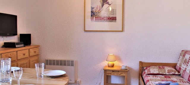Cozy Studio with Mountain Alcove, Balcony, Ski Storage, Central Location, Near Slopes in Risoul