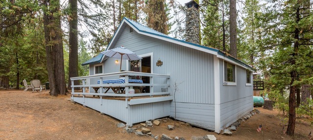 CUTE 2B/1B CABIN IN THE WEST VILLAGE ON MADRONE LANE in Shaver Lake