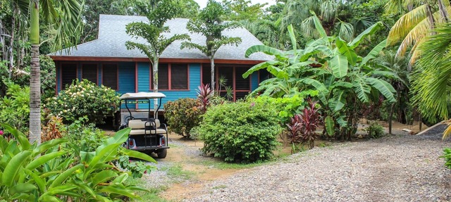 Cute Beachfront Cottage Style Duplex, Private Beach Resort in Roatan