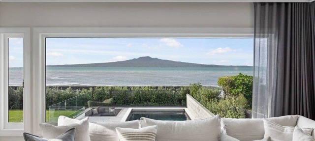 Devonport - Oxford Terrace Beachfront (5BR/3.5BA, Sleeps 6) in Devonport