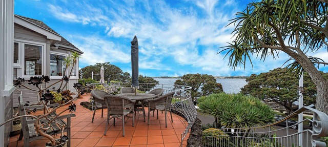 Elegant Villa Retreat by Bespoke Stays in Devonport