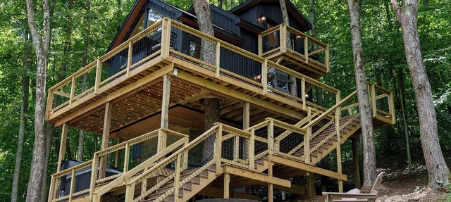 Experience Elevated Living: Upscale Treehouse Cabin in Hocking Hills on 20 acres in Logan