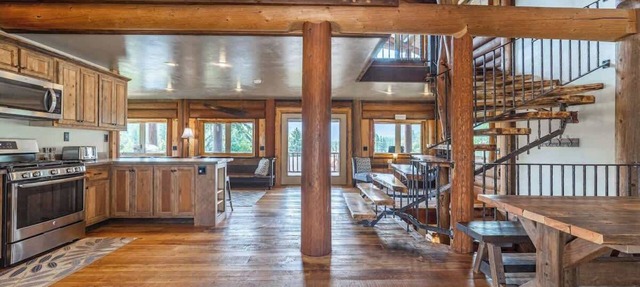 Family-Friendly Chalet:BBQ, WiFi,Games& Mtn Views! in Coram