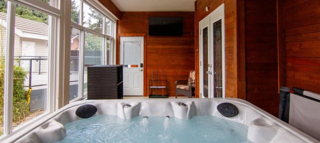 Fun Family Home with Hot Tub & Games in Delta