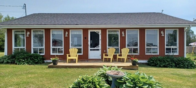 Grandview Beach Cottage, 3 brm , 2 baths, 10Km from S'side, Kayaks. in Miscouche