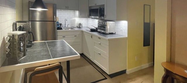 Great Mid-Town Toronto Bachelor Suite Convenient to Downtown and Airport in Toronto
