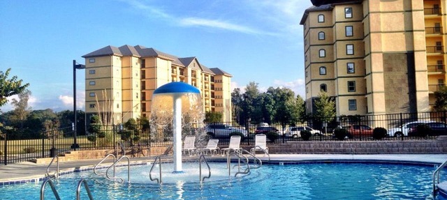 Heart of Pigeon Forge: Ground Level Cozy Condo with Pools & Whirlpool Tub in Pigeon Forge