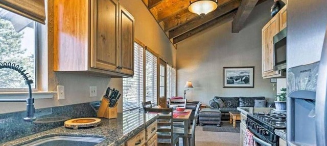 HOT TUB KING BED SATELLITE INTERNET BBQ 2 KAYAKS AFFORDABLE CLEANING FEE. in Stateline