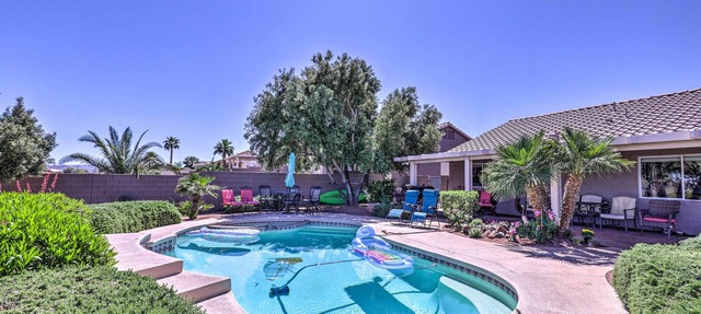 Incredible Strip View, Peaceful Poolside Escape in Henderson