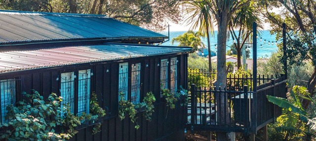 La Casa Al Mare - La Casa Al Mare is a restored 1930s cottage with stunning sea views over Onetangi Beach. It features timber floors, WiFi, Smart TV, and a full kitchen. Sleeps 5 across 3 bedrooms, including a separate sleepout. Enjoy sunny decks, op in Waiheke Island