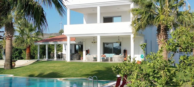 LUXURIOUS DELUXE VILLA with 7 bedrooms, private pool & garden, roof top, ... in Alaçati