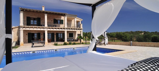 Luxurious Villa with pool, BBQ, swings, tennis court, Volleyball court, Gym in Palma de Mallorca