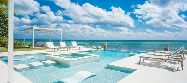 Luxury 6 Bedroom Villa on the Beach in Bodden Town in Breakers
