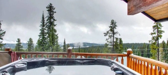 Massive Views, Ski-In/Out *Nordic Spa - Hot Tub & Sauna* BBQ, Games, Sleeps 12 in Beaverdell