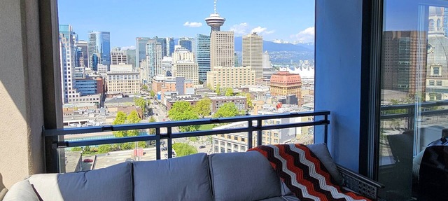 Modern DT 2-Bed Condo, Large Balcony, Great View, Free Parking, A/C, EV charger in Vancouver