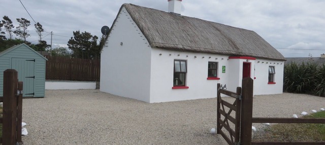 Mullaghduff Thatched Cottage on the Wild Atlantic Way, near Kincasslagh, Donegal in Annagry