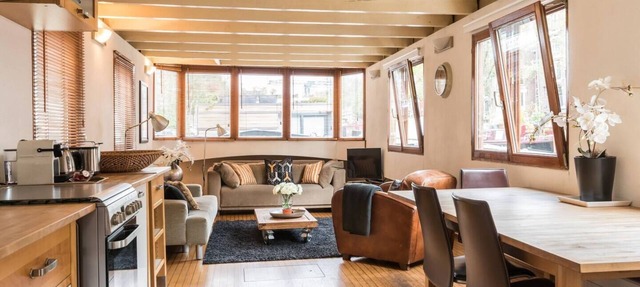 Nicely decorated houseboat-apartment at the canal district in the historic old centre of Amsterdam. in Amsterdam