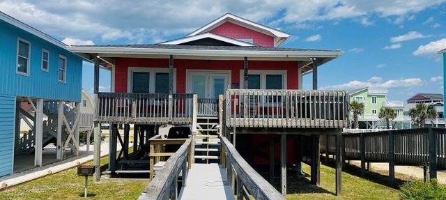 Oceanfront 4BR house in Holden Beach with stunning views and family-friendly amenities. in Holden Beach