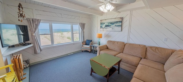 Oceanfront Cottage - 3 bedroom & 2 bathrooms - Great Ocean Views - Pet Friendly in Kill Devil Hills