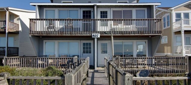 Oceanfront Eastside-Duplex in Holden Beach, spacious 3BR, perfect for 8 guests. in Holden Beach