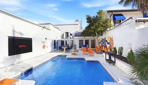Outdoor Oasis - Poolside Movie Nights - Sleeps 16 in San Antonio