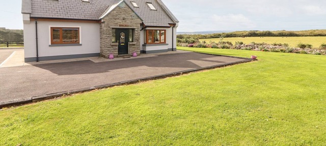 PADDY'S HAVEN, family friendly, with hot tub in Kilrush, County Clare in Kilrush