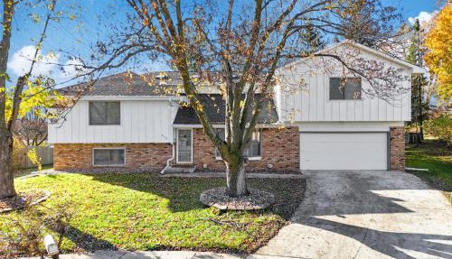 Parkside Getaway- Spacious Six Bedroom Home for Families & Friends in Ames