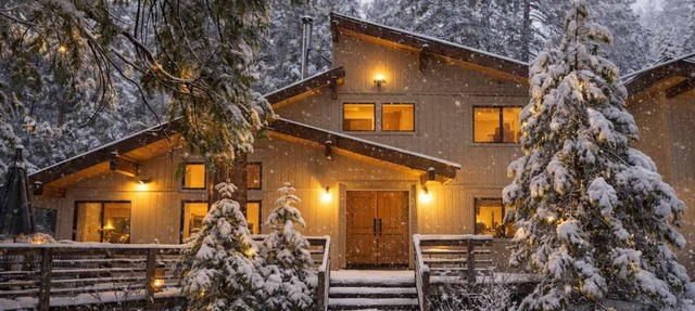 Peaceful Cabin Getaway, Relaxing By the Creek, Walking Distance to Town in Shaver Lake