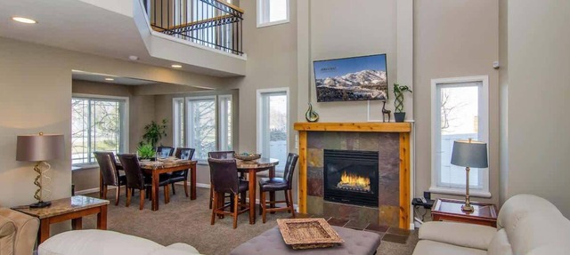 Pretty Parkside Place * Private Hot Tub *Foosball in Midvale