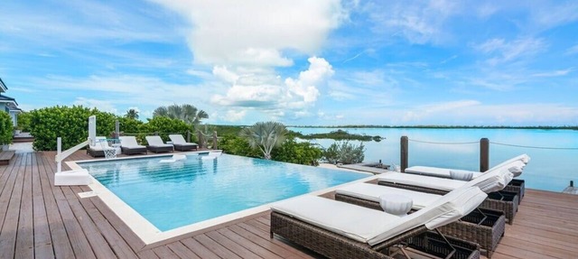 Private Beachfront Luxury Villas with Dock & Heated Pools – Perfect for 10 Guests in Hartswell